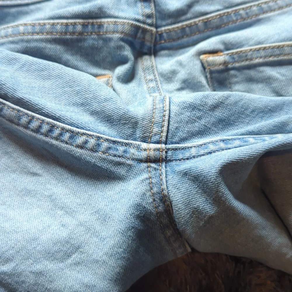Everlane Original Cheeky Jean in Stone-washed Sky - Picture 15 of 16